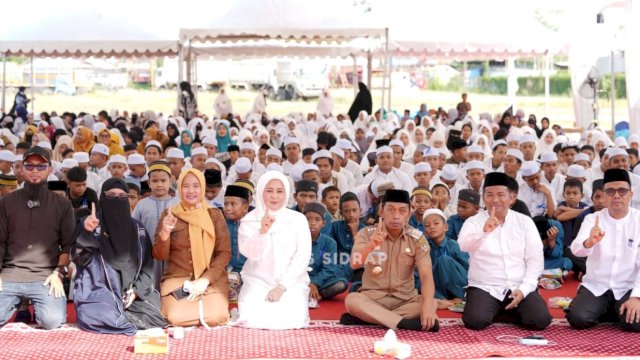 Bupati Sidrap Syaharuddin Alrif mendampingi Wakil Gubernur Sulsel Fatmawati Rusdi yang juga Ketua Bunda Yatim Sulsel pada kegiatan yang diselenggarakan Yayasan Abulyatama Indonesia Cabang Makassar. (Dok. Humas Sidrap).