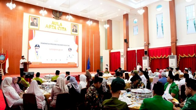 Gubernur Sulawesi Selatan, Andi Sudirman Sulaiman, dalam kegiatan buka puasa bersama lintas organisasi keagamaan dan ratusan anak yatim piatu di Aula Asta Cita.