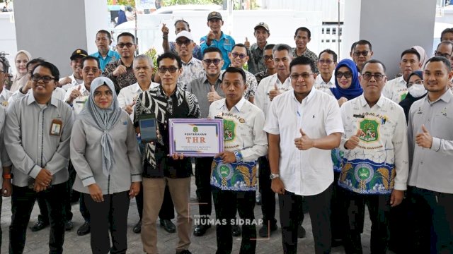 Bupati Sidrap, Syaharuddin Alrif, secara simbolis menyerahkan pencairan THR ASN Pemkab Sidrap. (Dok. Humas Sidrap)