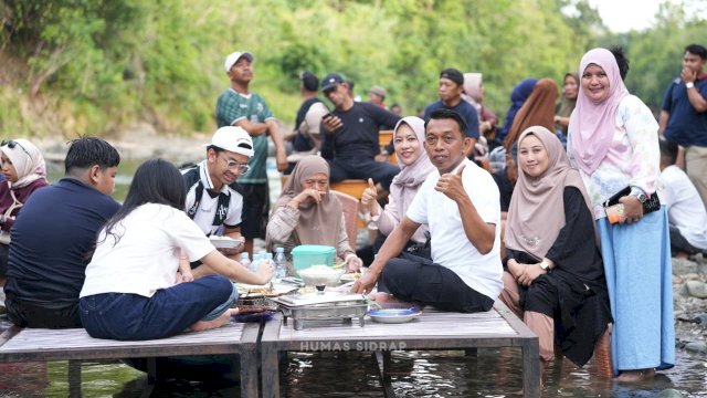 Bupati Sidrap, Syaharuddin Alrif, bersama Ketua TP PKK Sidrap, Hj. Haslindah Syaharuddin, mengajak masyarakat untuk menikmati keindahan daerah sendiri dengan berwisata lokal.&nbsp;(Dok. Humas Sidrap)