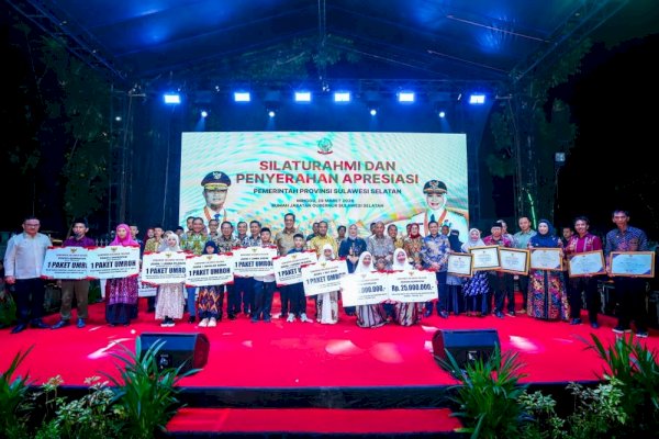 Gubernur Sulsel Serahkan Ratusan Penghargaan Bagi Kepala Daerah, Kades hingga Siswa Berprestasi