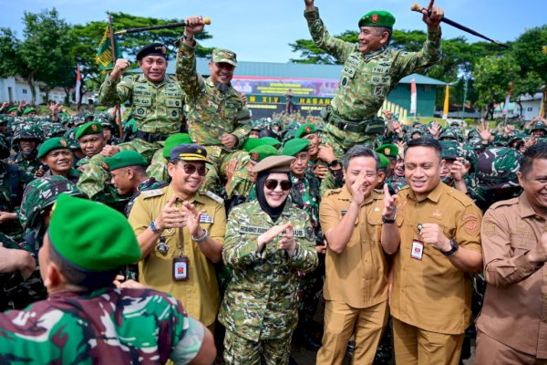 Momen Hangat Wagub Sulsel Fatmawati Rusdi Masuk Barisan Yel-Yel Komcad ASN