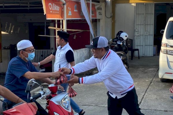 DPD PSI Wajo Bagikan 1000 Takjil Ke Warga Sengkang