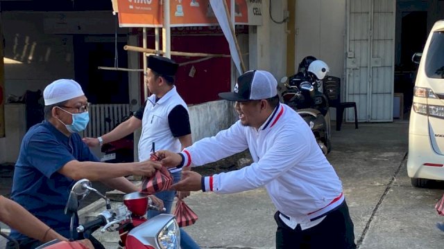 DPD PSI Wajo Bagikan 1000 Takjil Ke Warga Sengkang