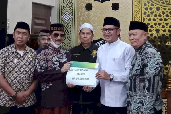 Safari Ramadan di Manggala, Ketua DPRD Makassar Supratman Serahkan Bantuan Rp50 Juta