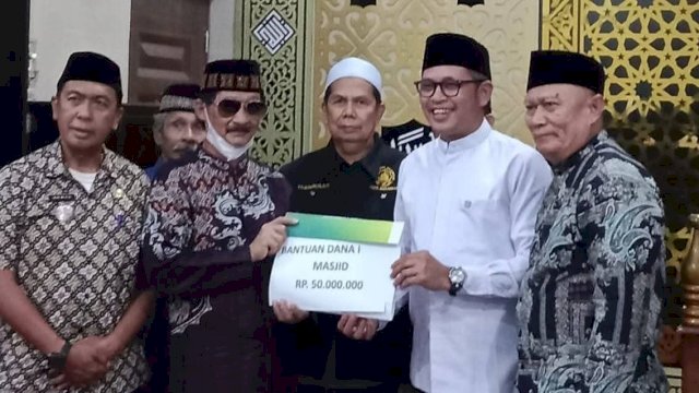 Safari Ramadan di Manggala, Ketua DPRD Makassar Supratman Serahkan Bantuan Rp50 Juta
