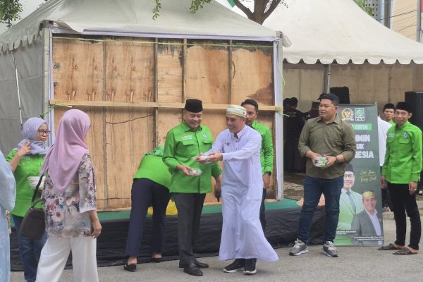 Ramadan Penuh Kepedulian, Deng Ical dan PKB Sulsel Sapa Warga Lewat Aksi Berbagi