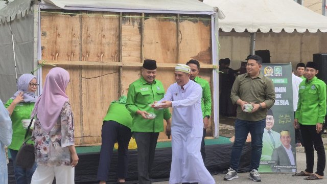 Deng Ical bersama Pengurus PKb Sulsel berbagi takjil berupa pisang ijo kepada para pengguna jalan di Jalan Prof Abd Rahman Basalamah.