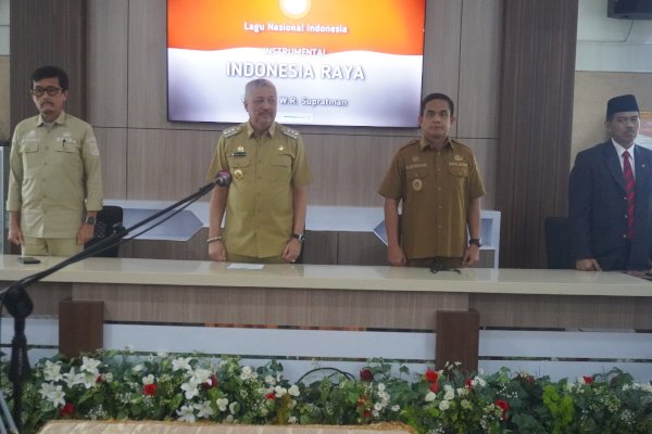 Perkuat Roda Pemerintahan, Bupati Irwan Lantik 12 Pejabat Pemkab Pinrang