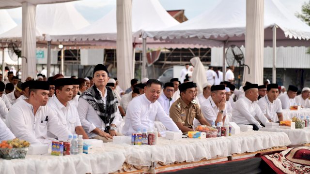 Buka puasa bersama dalam rangka HUT ke-53 Rusdi Masse Mappasessu di Lapangan RMS, Rappang.