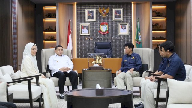 Wali Kota Makassar, Munafri Arifuddin, yang didampingi Ketua TP PKK Makassar, Melinda Aksa, saat menerima kunjungan Kantor Pajak Pratama Makassar Barat.
