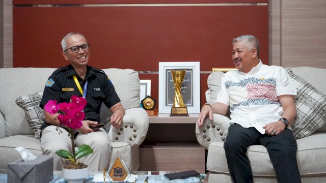 Kantor Pelayanan Pajak (KPP) Pratama Parepare Helmy Afrul bersama Bupati Pinrang H.A. Irwan Hamid, S.Sos.