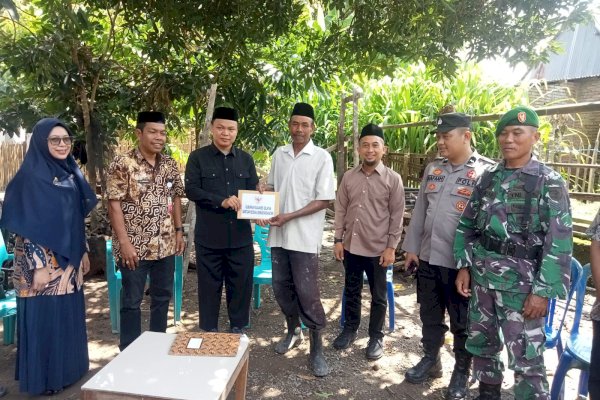 Gubernur Sulsel Salurkan Bantuan bagi 9 Rumah Korban Angin Puting Beliung di Takalar
