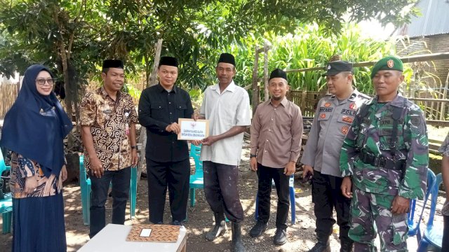Dinas Sosial Sulsel menyalurkan bantuan kepada warga terdampak bencana angin puting beliung di Kelurahan Maradekaya, Kecamatan Pattallassang, Kabupaten Takalar.