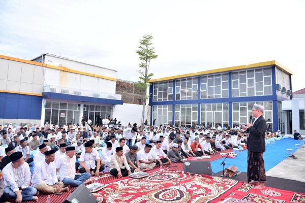 Tak Pernah Berjarak, Rusdi Masse Berbuka Puasa-Berbagi Sembako Bersama Ribuan Warga Pinrang