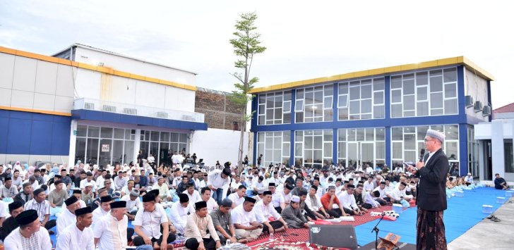 Tak Pernah Berjarak, Rusdi Masse Berbuka Puasa-Berbagi Sembako Bersama Ribuan Warga Pinrang