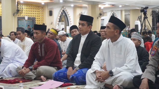 Wakil Bupati Pinrang Sudirman Bungi, S.IP., M.Si saat memberikan sambutan pada peringatan Malam Nuzulul Qur&rsquo;an 17 Ramadan 1447 Hijriyah.
