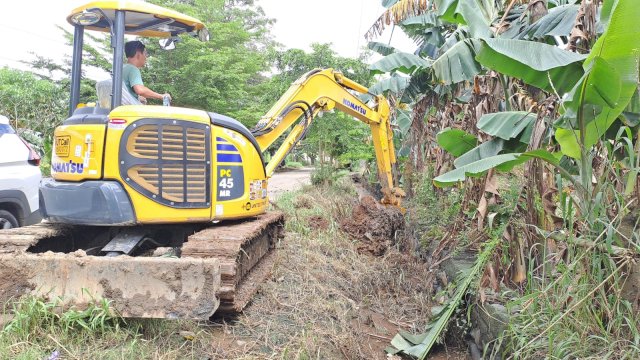 Dinas PU Makassar menurunkan alat berat Excavator di Kecamatan Manggala khusus di Blok 8 dan Blok 10.