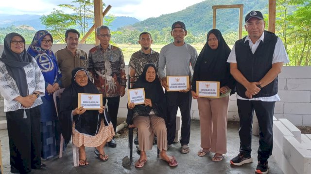 Dinas Sosial menyalurkan bantuan kepada empat kepala keluarga korban kebakaran di Desa Tanarigella, Kecamatan Bua, Kabupaten Luwu.