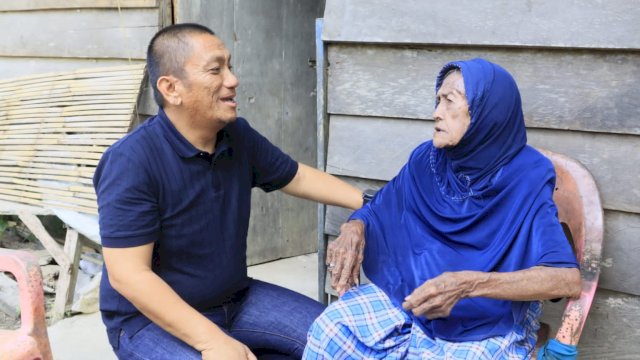 Bupati Luwu Timur, Irwan Bachri Syam mengunjungi salah satu warga lanjut usia (lansia), yang kondisi rumahnya sangat memprihatinkan.