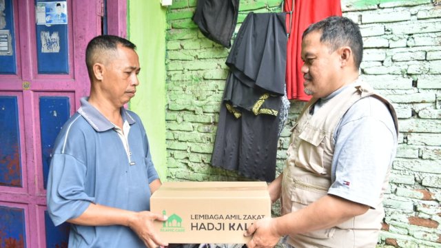 Tim LAZ Hadji Kalla dan Kalla Toyota menyalurkan paket sembako di Kota Makassar. 