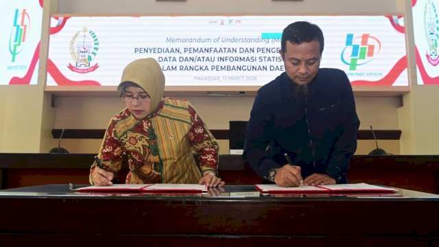 Gubernur Sulawesi Selatan Andi Sudirman Sulaiman bersama Kepala Badan Pusat Statistik (BPS) RI, Amalia Adininggar Widyasanti menandatangani Memorandum of Understanding (MoU).