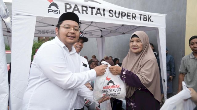 Ketua DPW PSI Sulawesi Selatan, Muammar Gandi Rusdi, turun langsung memberikan paket sembako dan santunan ke panti asuhan.