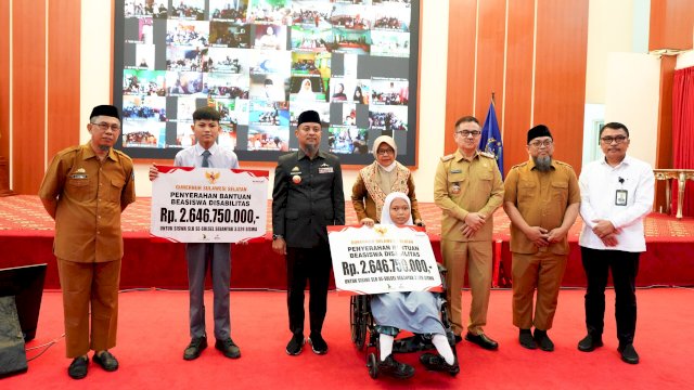 Gubernur Sulawesi Selatan, Andi Sudirman Sulaiman menyerahkan bantuan beasiswa bagi penyandang disabilitas kepada 3.400 peserta SLB di Sulsel.