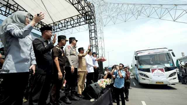 Gubernur Sulsel, Andi Sudirman Sulaiman bersama jajaran Forkopimda secara resmi melepas rombongan peserta Mudik Gratis Lebaran Idulfitri 1447 Hijriah/2026.