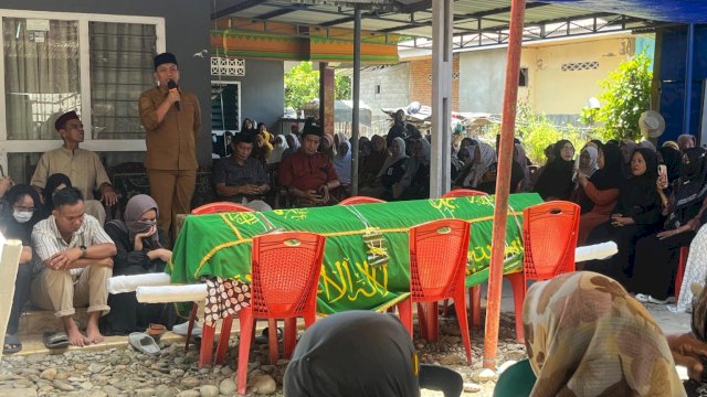 Bupati Luwu Timur, Irwan Bachri Syam, melepas jenazah almarhum H. Sjamsul Bachrie.