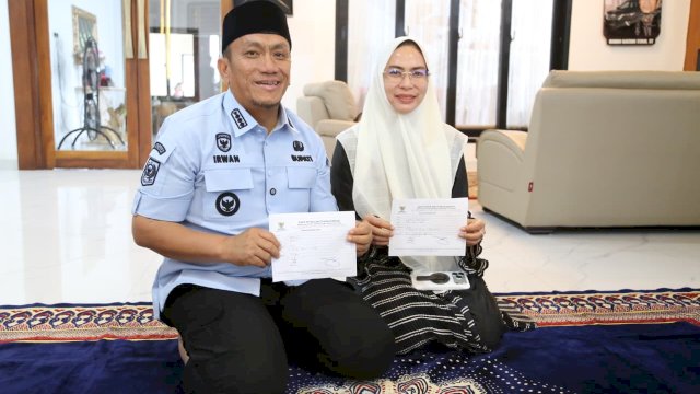 Bupati Luwu Timur, Irwan Bachri Syam, menunjukkan keteladanan dalam menunaikan kewajiban keagamaan dengan membayar langsung secara tunai Zakat Fitrah melalui Baznas Lutim.