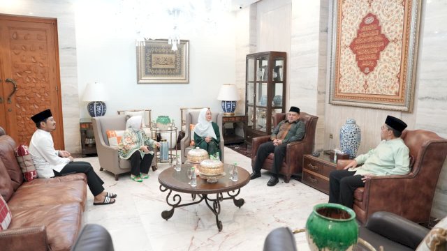 Wali Kota Makassar, Munafri Arifuddin, bersama Ketua TP PKK Makassar, Melinda Aksa, bersilaturahmi di kediaman mantan Wali Kota Makassar, Danny Pomanto.