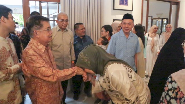 Wakil Wali Kota Makassar, Aliyah Mustika Ilham, menghadiri acara Halal Bihalal yang digelar oleh H. Muhammad Jusuf Kalla (JK) bersama keluarga di kediamannya.