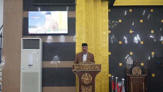 Bupati Pinrang, H. A. Irwan Hamid, S.Sos saat memberikan sambutan pada pelaksanaan salat sunnah Idul Fitri 1447 Hijriah.