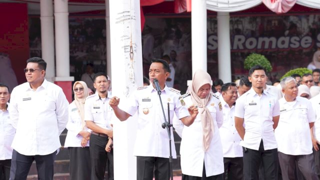 Bupati Sidrap, Syaharuddin Alrif, memimpin apel gabungan pasca lebaran idulfitri. (Dok. Humas Sidrap)