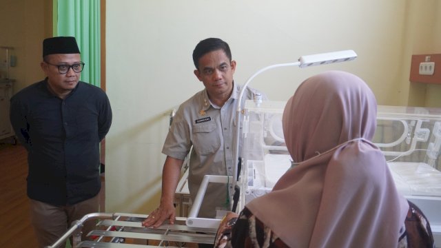 Wakil Bupati Pinrang Sudirman Bungi, S.IP., M.Si., melakukan inspeksi langsung ke sejumlah pusat layanan publik.