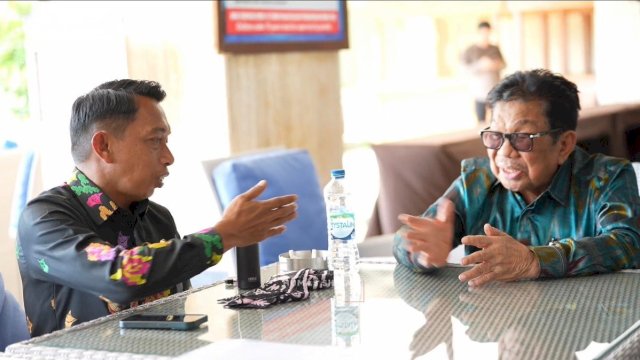 Bupati Sidrap H. Syaharuddin Alrif, berdialog dengan tokoh nasional sekaligus Founder Bosowa Group, H. Aksa Mahmud. (Dok. Humas Sidrap)