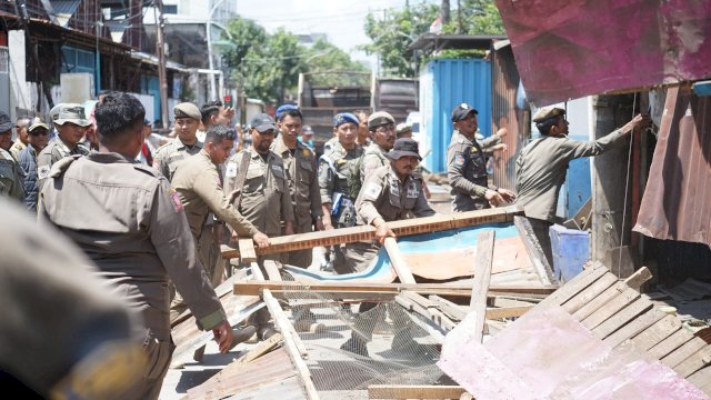 Pemerintah Kota Makassar, lewat Kecamatan Ujung Tanah, kembali melakukan penertiban PKL.