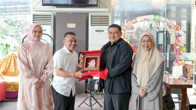 Wali Kota Makassar, Munafri Arifuddin, bersama Ketua TP PKK Kota Makassar, Melinda Aksa, disambut langsung oleh Wali Kota Palu, Hadianto Rasyid, dalam pertemuan yang berlangsung di En Resto.