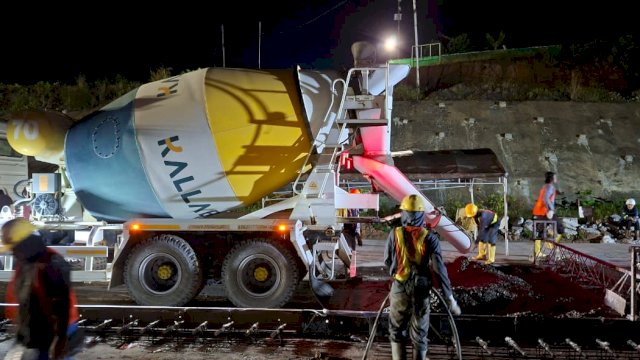 Kalla Beton menyuplai beton ready mix untuk proyek Jalan Kawasan Pendukung KIPP 1A dan Embung KIPP 1B di Kawasan Inti Pusat Pemerintahan (KIPP) Ibu Kota Nusantara (IKN).