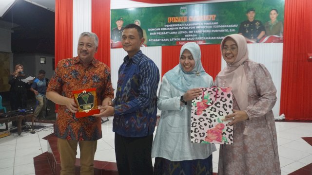 Bupati Pinrang, H. A. Irwan Hamid, S.Sos saat memberikan sambutan pada kegiatan pisah sambut Komandan Batalyon Infanteri 721/Makkasau.