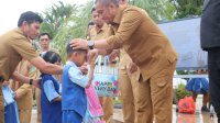 Bupati Lutim Ibas Mulai Salurkan 16.253 Paket Seragam Sekolah, Pastikan Rampung Dalam 3 Hari &lrm;