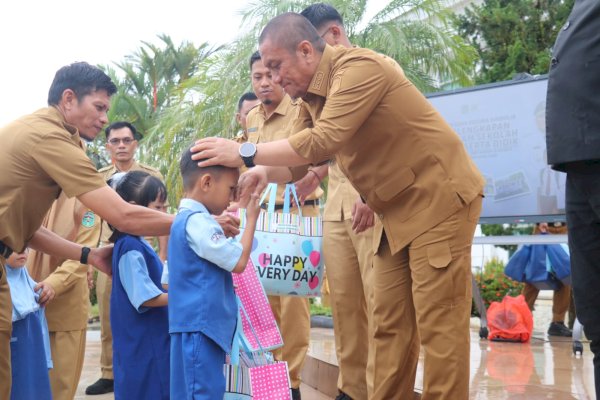 Bupati Lutim Ibas Mulai Salurkan 16.253 Paket Seragam Sekolah, Pastikan Rampung Dalam 3 Hari ‎