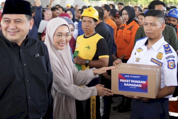Melinda Aksa Dampingi Munafri Serahkan 7.100 Paket Lebaran untuk Petugas Kebersihan
