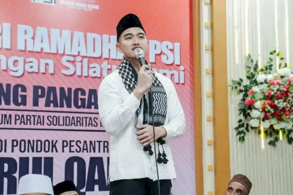 Safari Ramadan di Ponpes Nurul Qadim, Kaesang Disambut Jamuan Sate