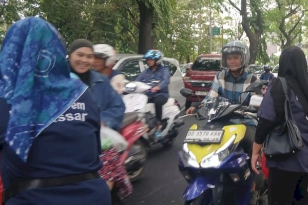 NasDem Makassar Gencar Berbagi Takjil, Sapa Tukang Becak hingga Ojol di Bulan Ramadan