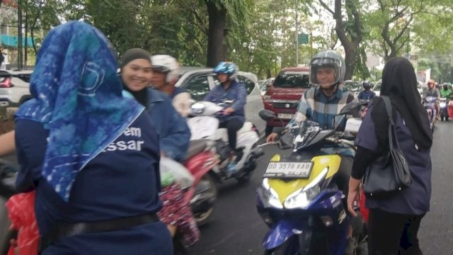 NaDPD NasDem Kota Makassar terus gencar melakukan pembagian takjil kepada masyarakat umum.