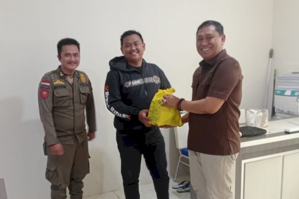 Fraksi Golkar DPRD Sulsel Berbagi Sembako untuk Staf Komisi-Fraksi, Satpol PP hingga  Petugas Cleaning Service