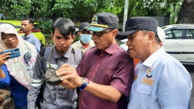 Anggota Komisi D DPRD Sulsel, Muhammad Sadar, saat mengecek ketebalan aspal di Jalan Hertasning Makassar.