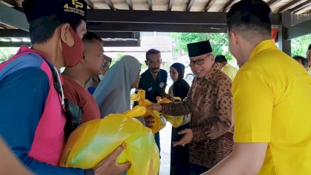 Anggota DPR RI Komisi II, Taufan Pawe, membuka kegiatan Pasar Murah.